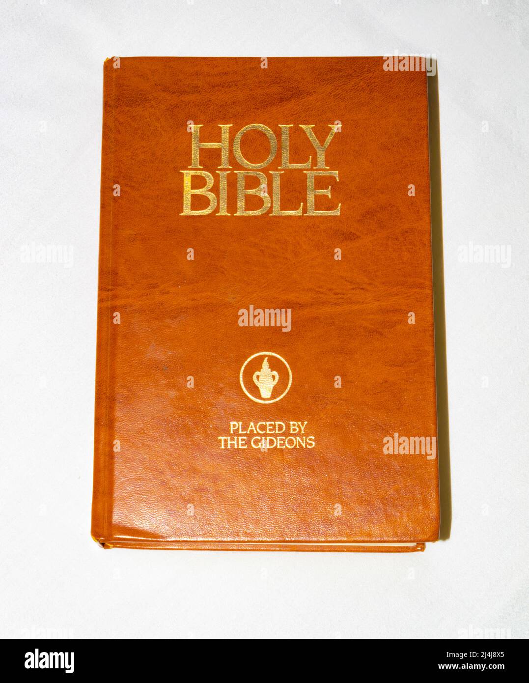 Gideons Bibel wurde von Gideons International, einer evangelisch-christlichen Organisation, die 1899`s Wisconsin gegründet wurde, in ein Hotelzimmer gestellt Stockfoto
